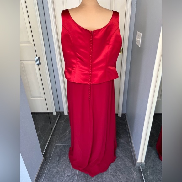 Bella Formals by Venus Red Formal Bridesmaid Dress Embroidered Sleeveless - Picture 4 of 7